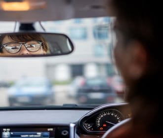 انتخاب عینک طبی برای رانندگان: نکات و پیشنهادات