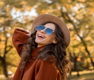 عینک آفتابی مناسب فصل پاییز باید چه ویژگی هایی داشته باشد؟
