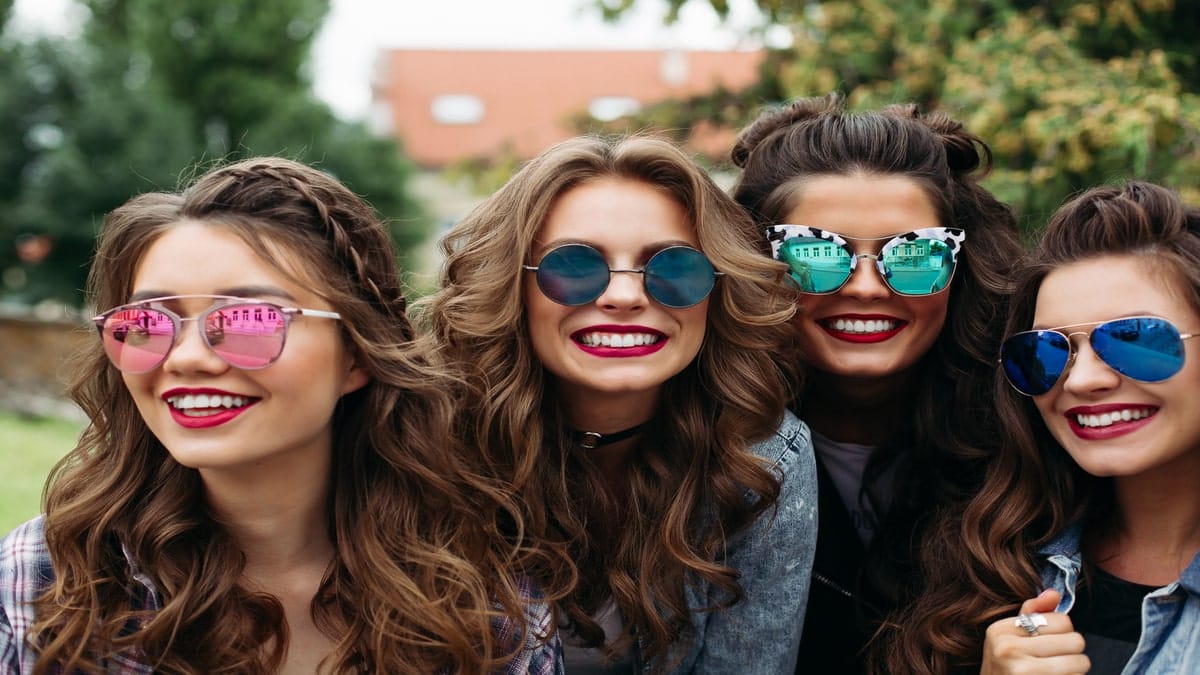 انواع رنگ ها و مدل های عینک برای هدیه به خانم ها