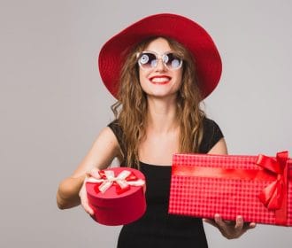 پیشنهادهایی جذاب از بهترین مدل های عینک برای هدیه به خانم ها