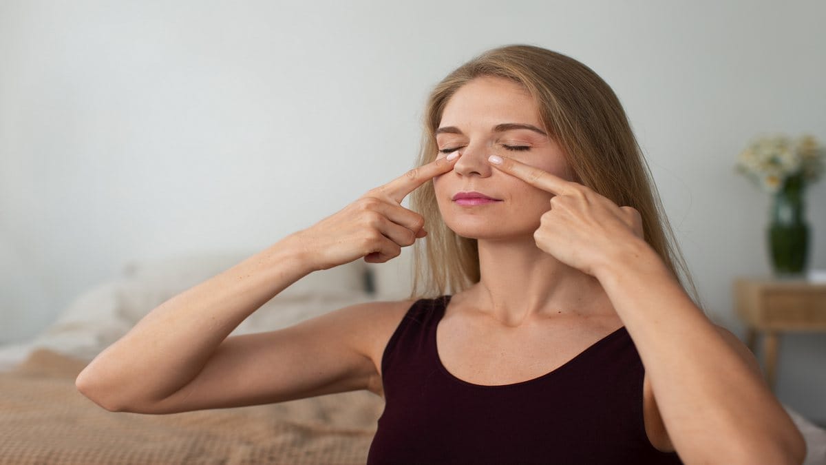 ماساژ ملایم چشم برای مقابله با خشکی و خستگی