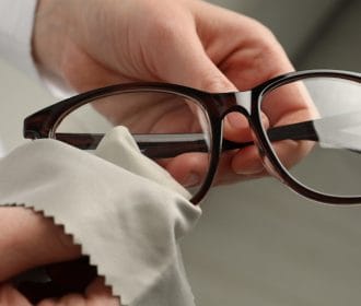 رازهای نگهداری و تمیز کردن عینک طبی که هیچ کس با شما نگفته!